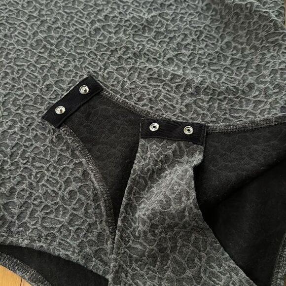 a new day gray textured stretch square front neckline long sleeve bodysuit. Med - Picture 7 of 10